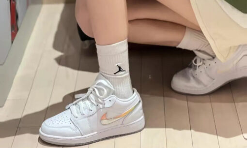 Air Jordan 1 Low SE 'Glitter Swoosh' Branco - Image 4